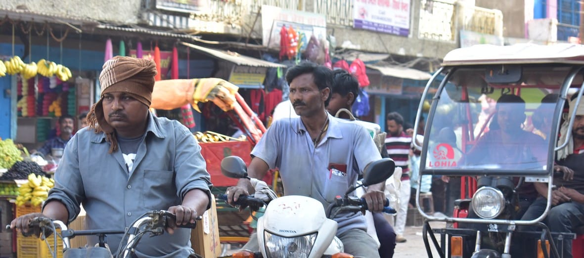 ोतवाली चौराहे पर बिना मास्क लगाए बेफिक्र होकर आते जाते लोग। संवाद ोतवाली चौराहे पर बिना मास्क लगाए बेफिक्र होकर आते जाते लोग। संवाद
