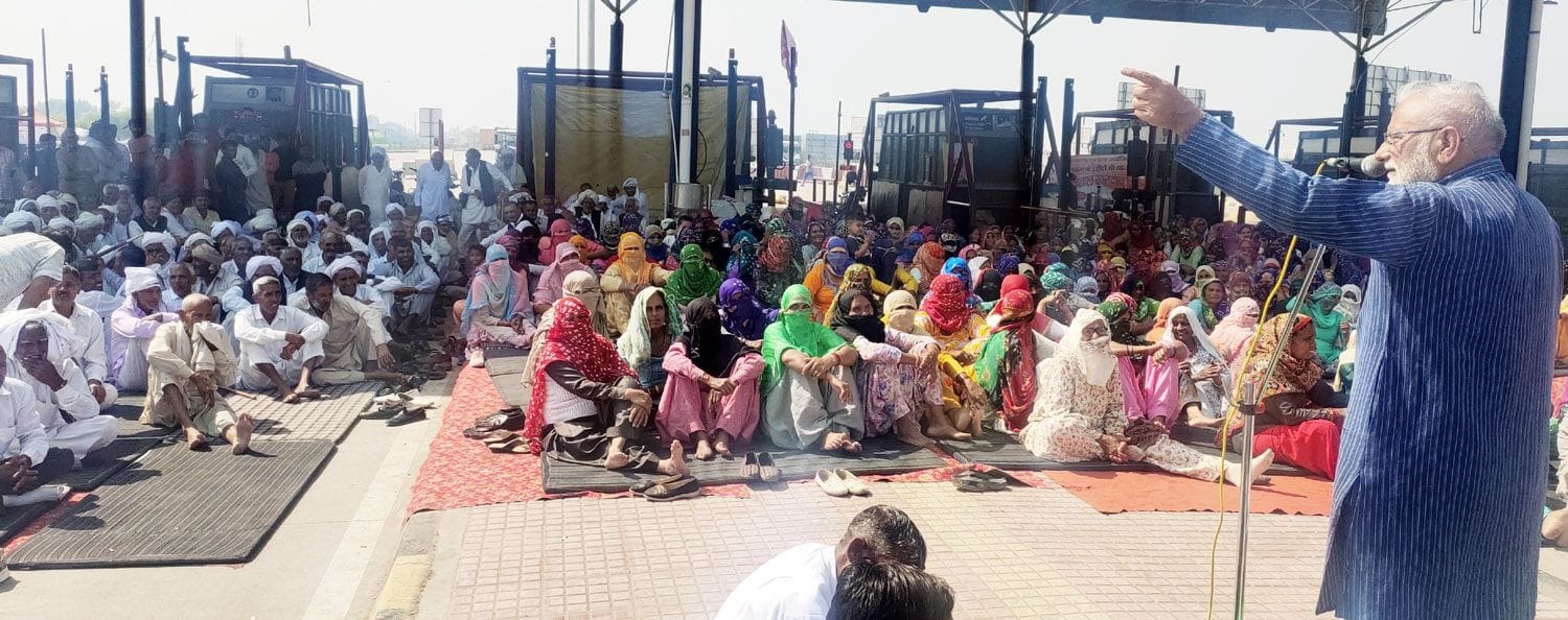  बद्दोवाल टोल पर किसानों को संबोधित करते डॉ. इंद्रजीत सिंह।