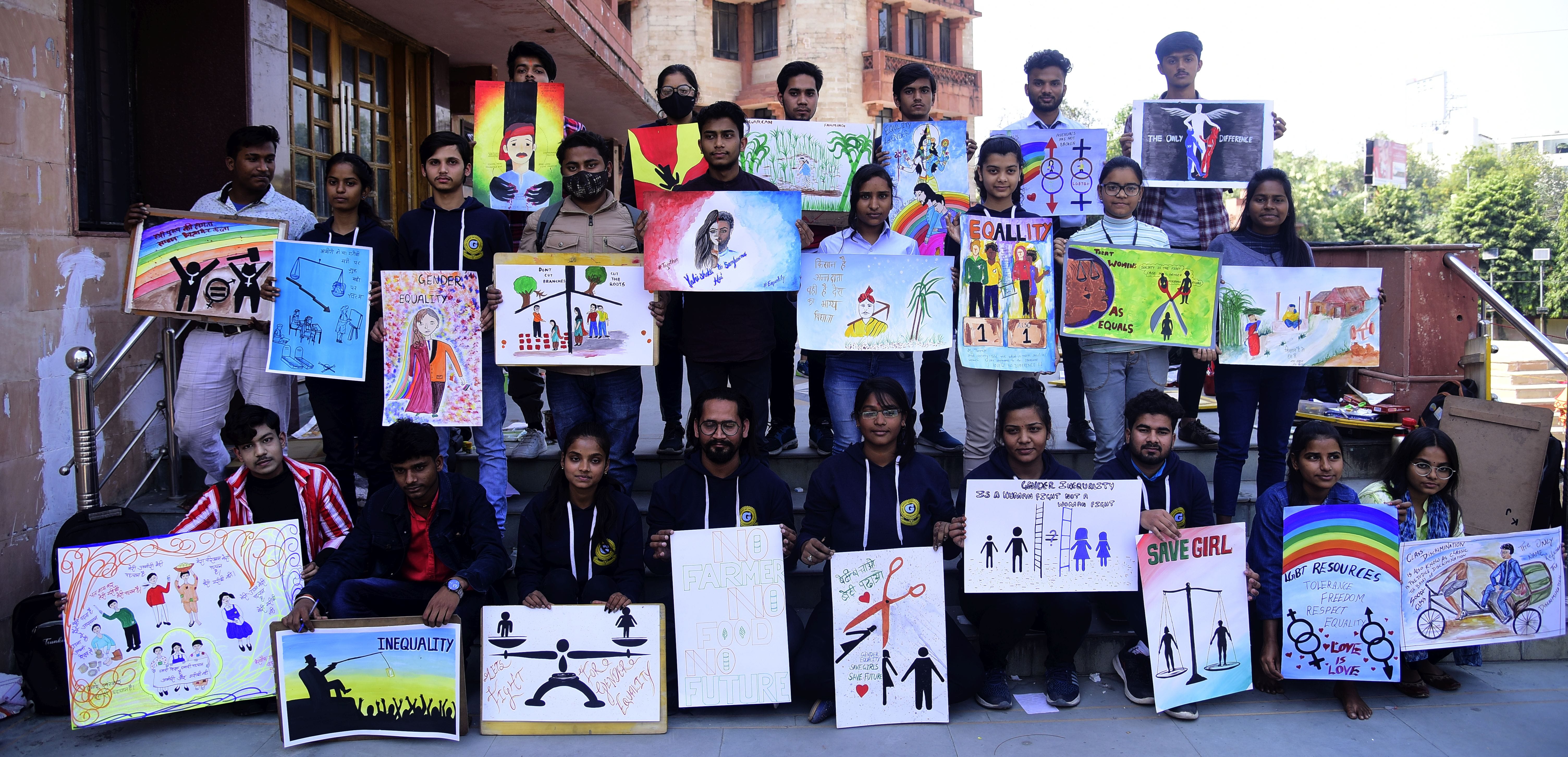  गोमतीनगर स्थित संगीत नाटक एकेडमी में यूथ फेस्टिवल दस्तक में पेंटिंग प्रतियोगिता में भाग लेते प?