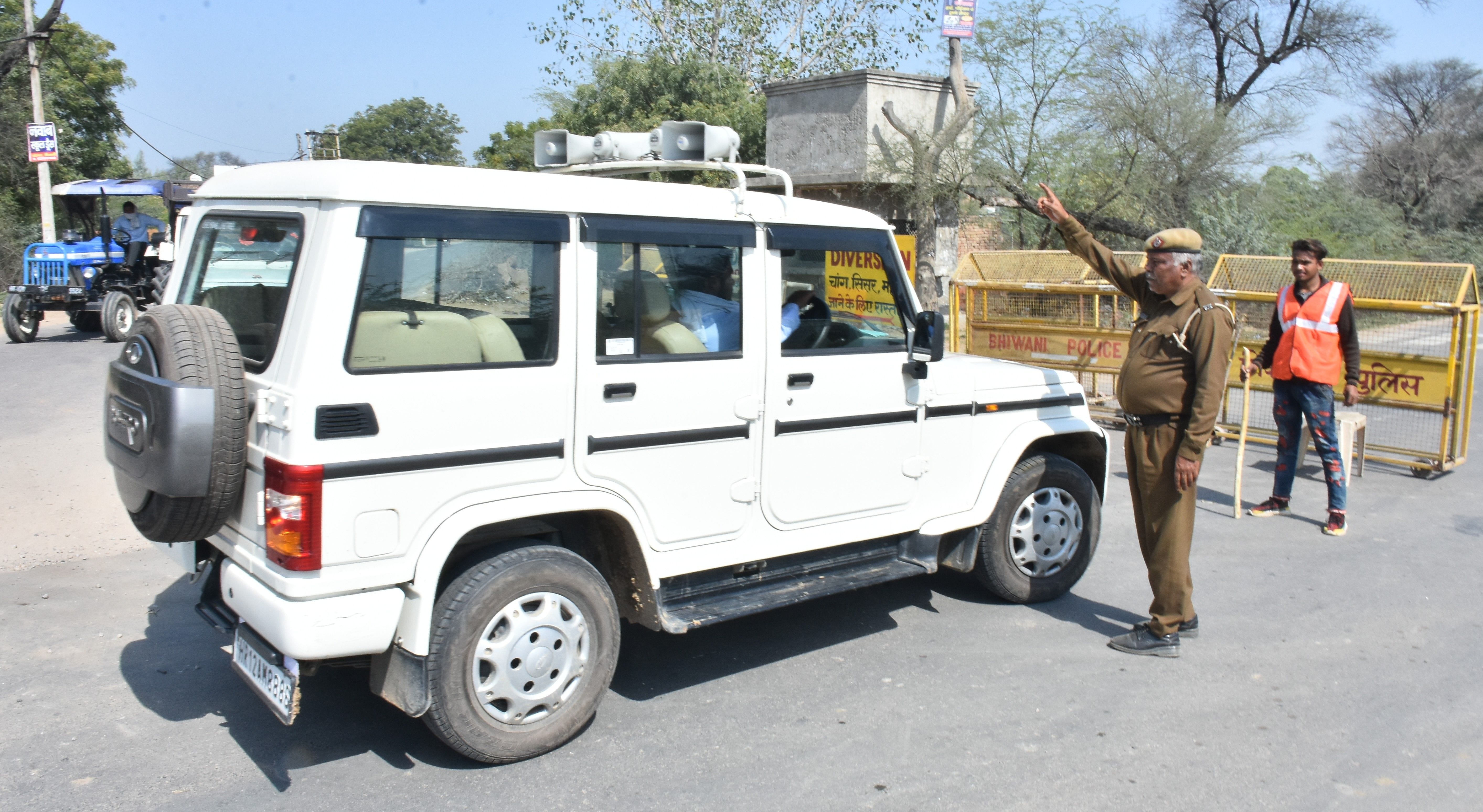 महम रोड स्थित गांव कालुवास के पास से रोड डायवर्ट करवा वाया गुजरानी से वाहनों को निकलवाते पुलिसकर?
