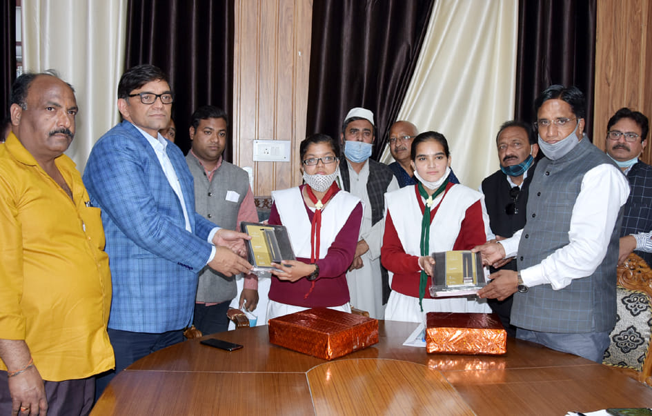 मुन्ना लाल गर्ल्स कॉलेज की एक दिन की नगर आयुक्त बनी आफरीन बानो व एक दिन की मेयर बनी शिवानी गर्ग निग