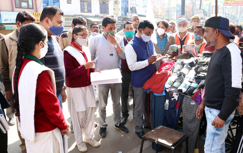 मुन्ना लाल गर्ल्स कॉलेज की एक दिन की नगर आयुक्त बनी आफरीन बानो व एक दिन की मेयर बनी शिवानी गर्ग शहर