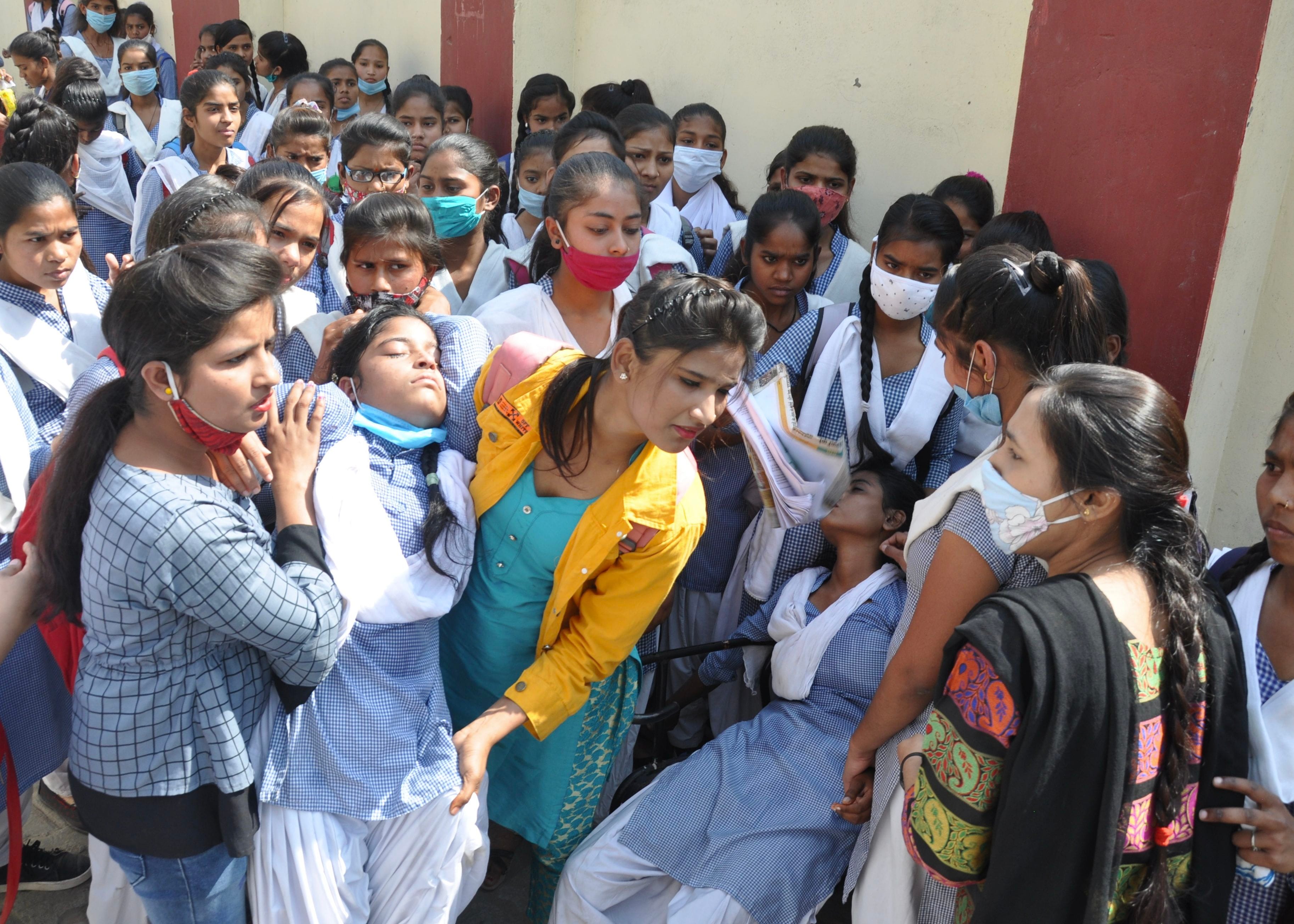 दाऊ दयाल इंटर कॉलेज के गेट के बाहर खड़ी छात्राएं धूप से हुई बेहोश के बाद छात्राओं को संभालती अखिल ?