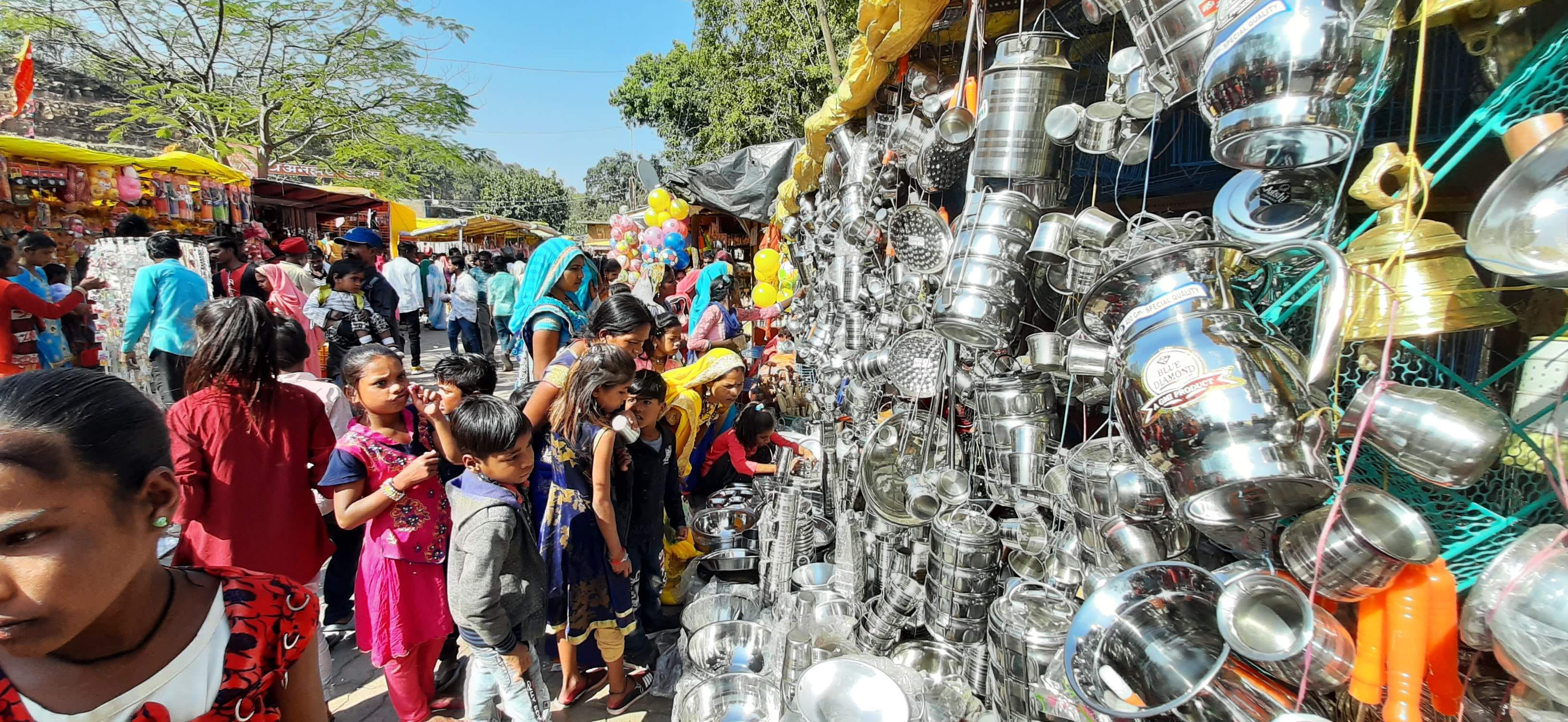 अमझरा मेले में बर्तनों की खरीदारी करती महिलाएं। अमझरा मेले में बर्तनों की खरीदारी करती महिलाएं।