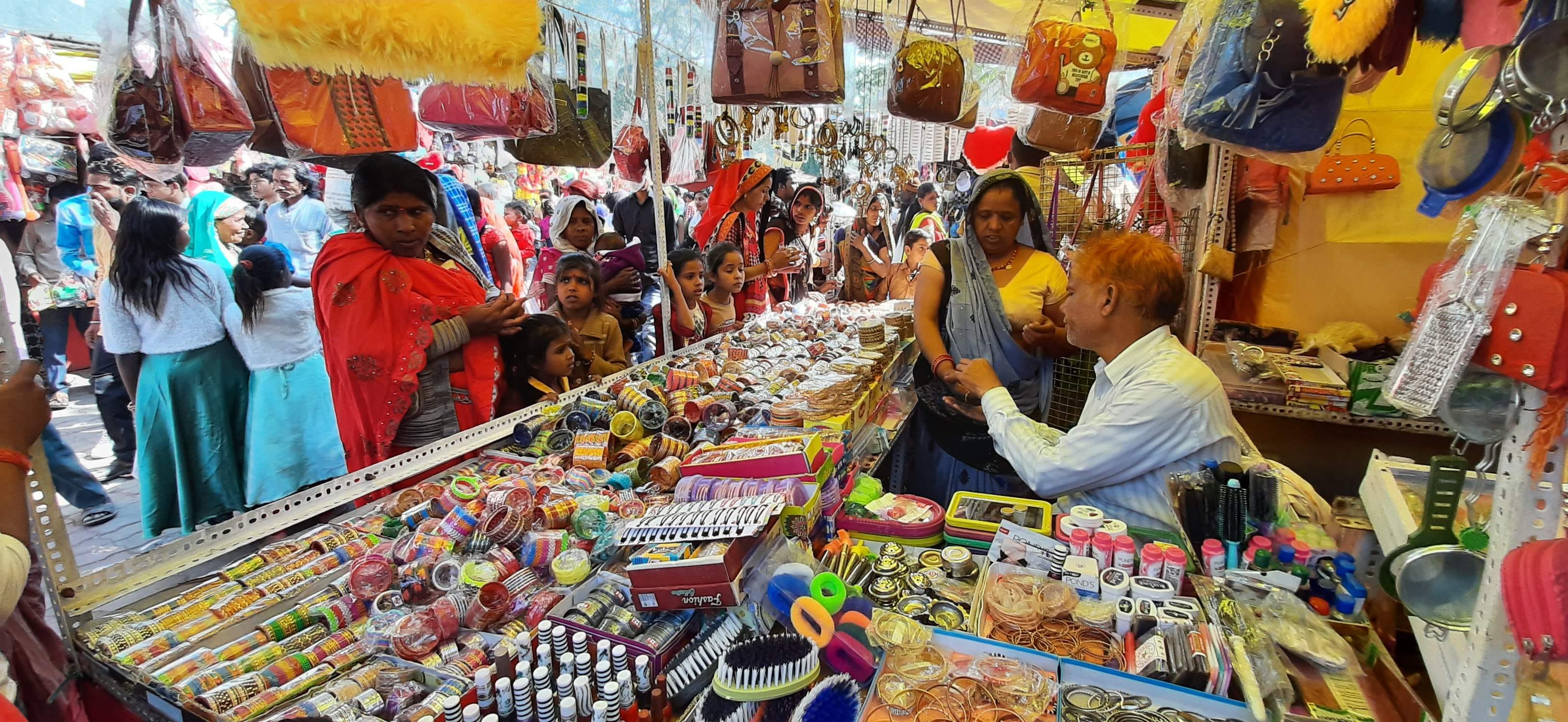 अमझरा मेले में चूड़ी और सौंदर्य प्रसाधन सामग्री की खरीदारी करती महिलाएं। अमझरा मेले में चूड़ी और सौंदर्य प्रसाधन सामग्री की खरीदारी करती महिलाएं।