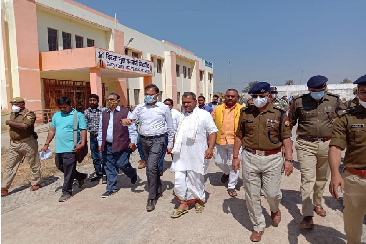 सेवाप्रिंटन संस्थान में राष्ट्रपति के आगमन को लेकर तैयारियों का जायजा लेते डीएम और एसपी सहित अन्य।