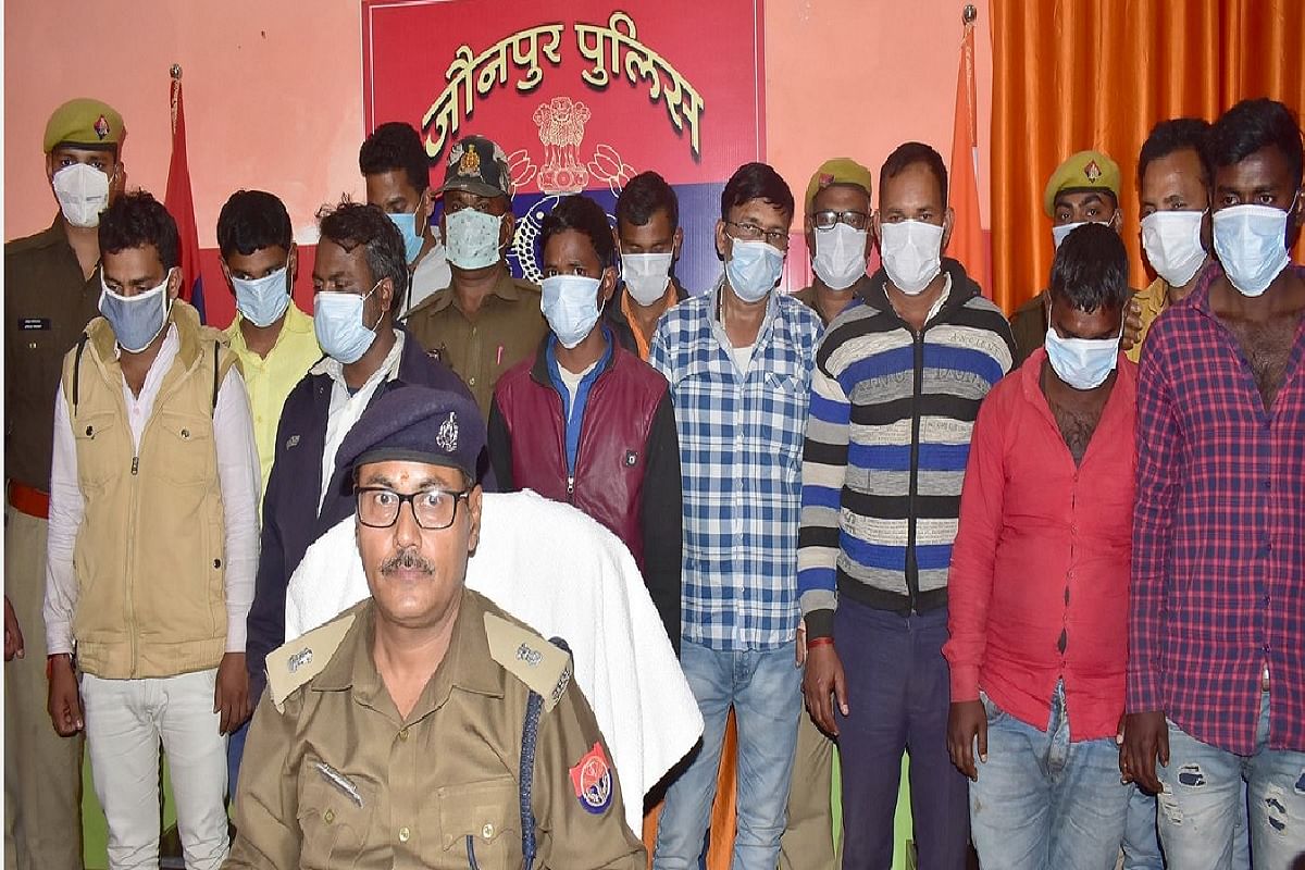 गिरफ्तार जालसाजों के बारे में बताते हैं एएसपी सिटी डॉ। संजय कुमार, साथ में पुलिसकर्मी।