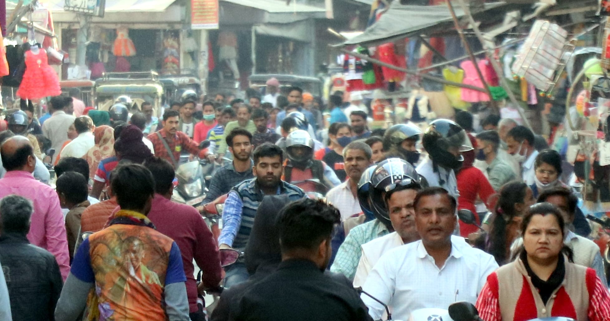 बिजनौर में मुख्य बाजार में बिना मास्क के उमड़ रही भीड़। बिजनौर में मुख्य बाजार में बिना मास्क के उमड़ रही भीड़।