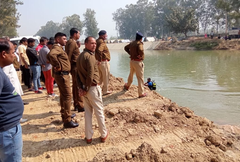 बोहर गांव स्थित जेएलएन नहर में नितिन को तलाशती पुलिस। संवाद 