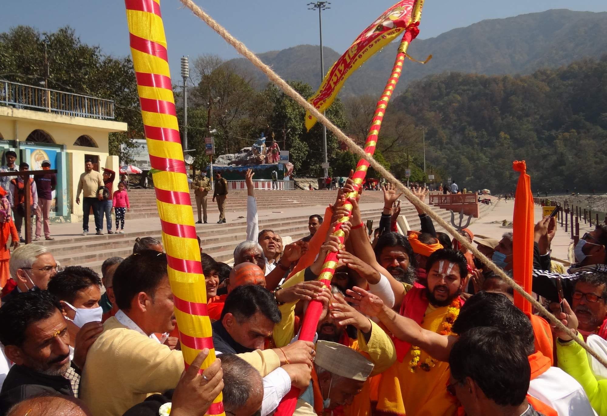 त्रिवेणी घाट परिसर में बदरीनाथ भगवान की धर्मध्वजा की स्थापना में भाग लेते श्रद्धालु। त्रिवेणी घाट परिसर में बदरीनाथ भगवान की धर्मध्वजा की स्थापना में भाग लेते श्रद्धालु।