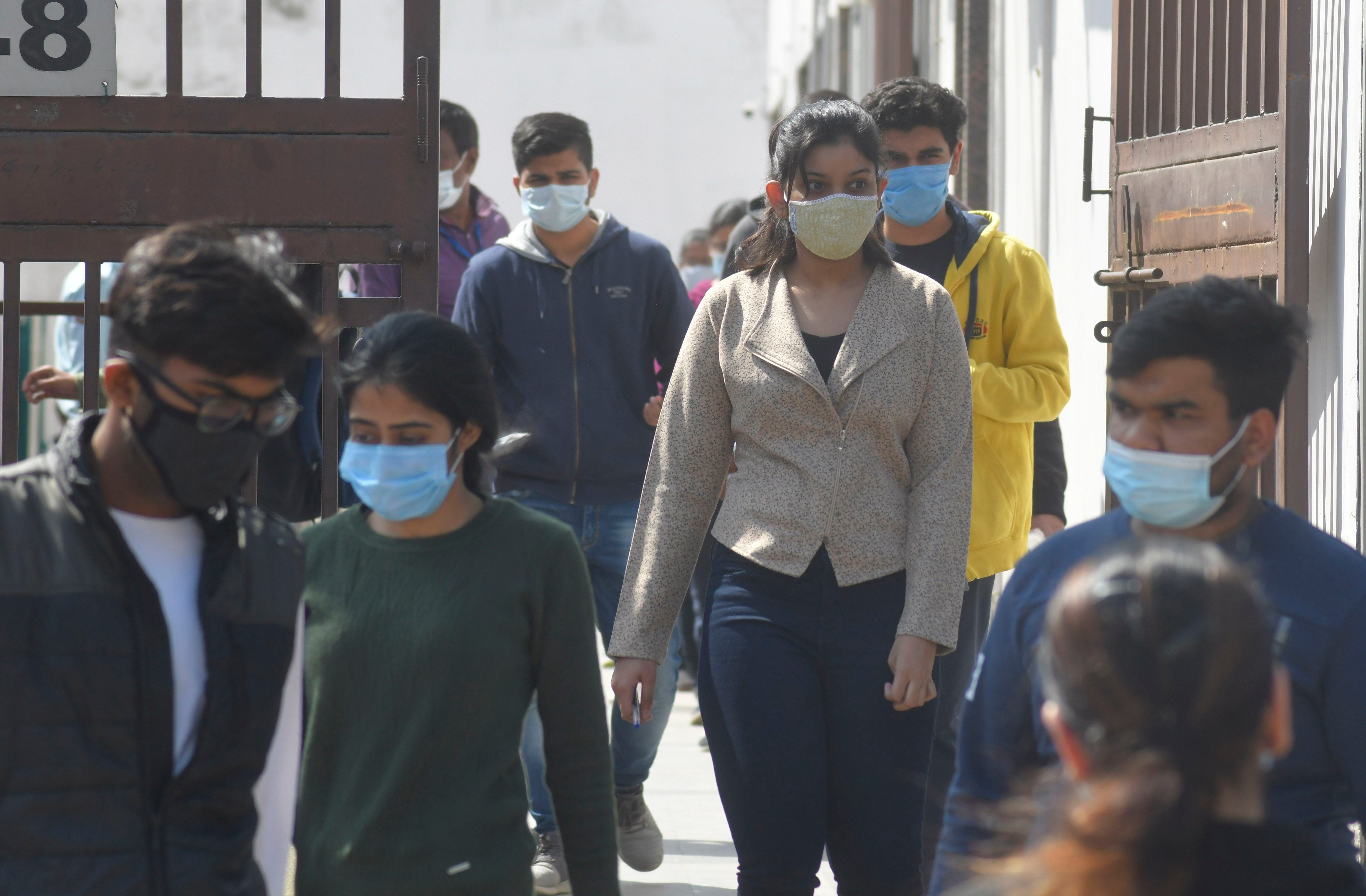परीक्षा देकर केंद्र से बाहर निकलते विद्यार्थी।