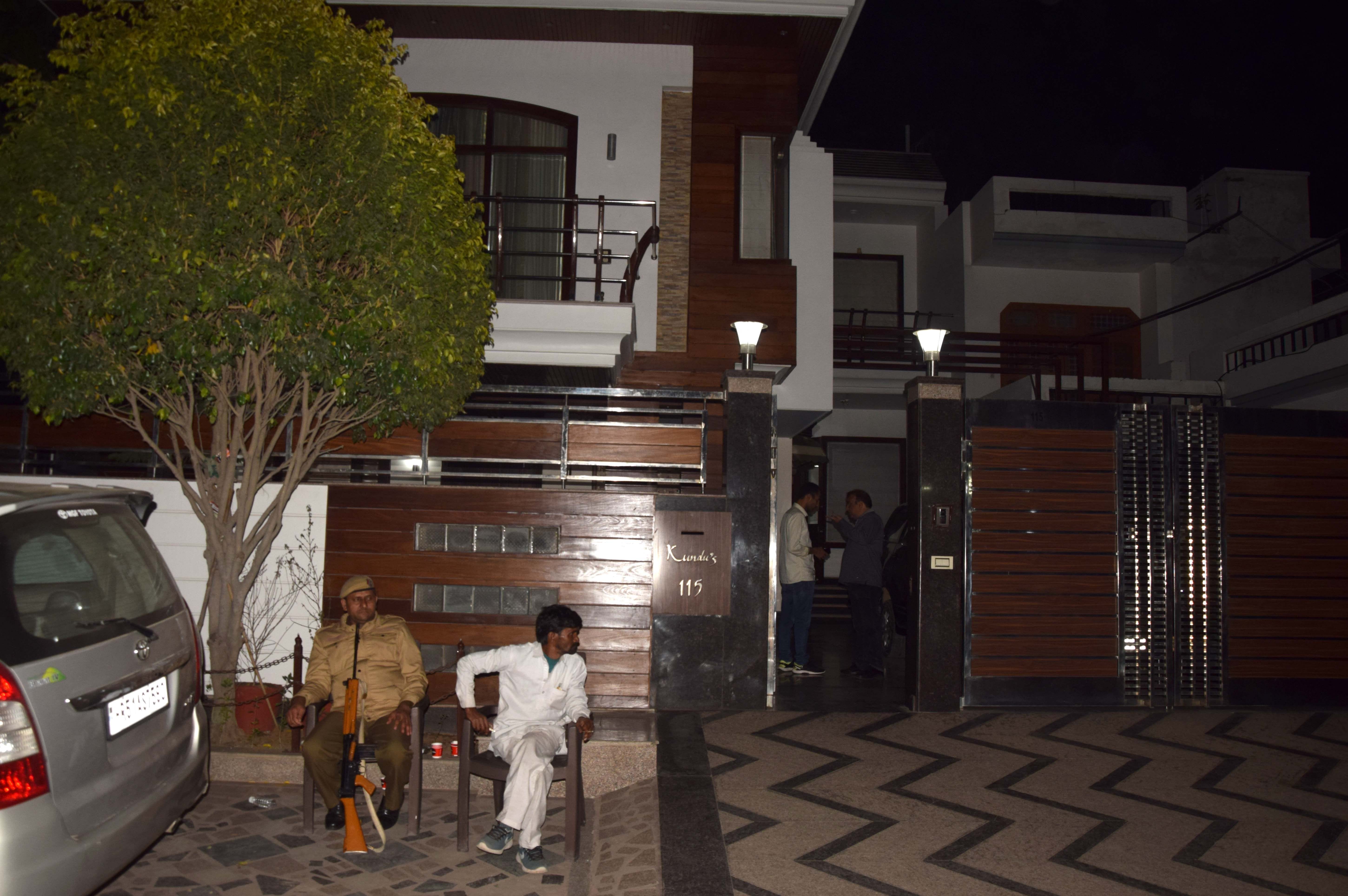 महम के विधायक बलराज कुंडू के सेक्टर 14 स्थित आवास पर आयकर विभाग के सर्वे के दौरान  वीरवार की रात में 