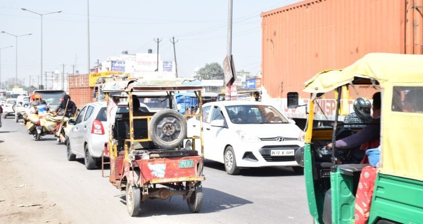 रुद्रपुर एनएच-74 में खोदाई की वजह से वन वे में रेंगते हुए चल रहे वाहन। रुद्रपुर एनएच-74 में खोदाई की वजह से वन वे में रेंगते हुए चल रहे वाहन।