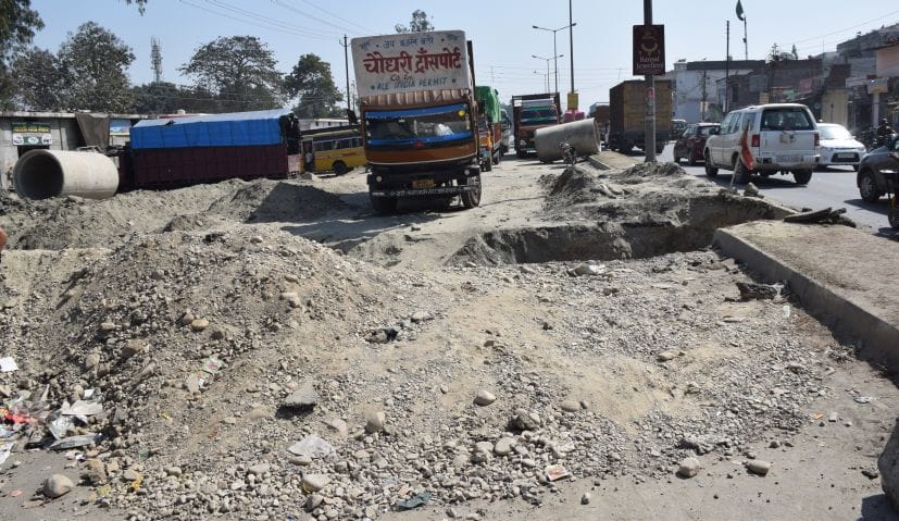 रुद्रपुर एनएच-74 में खोदा गया नाला। रुद्रपुर एनएच-74 में खोदा गया नाला।