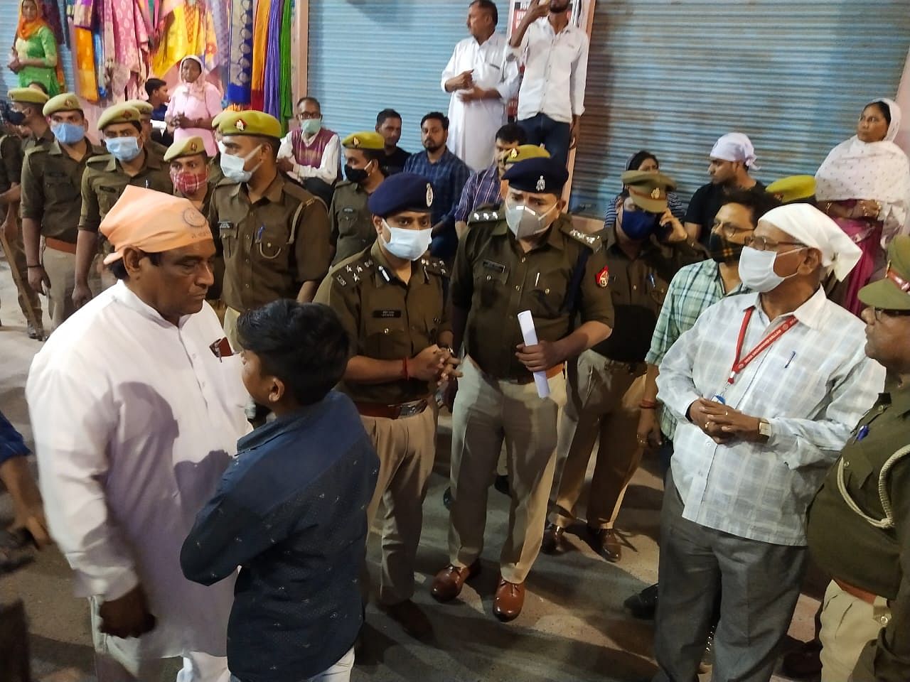 रविदास मंदिर पहुंचे पुलिस अधिकारी