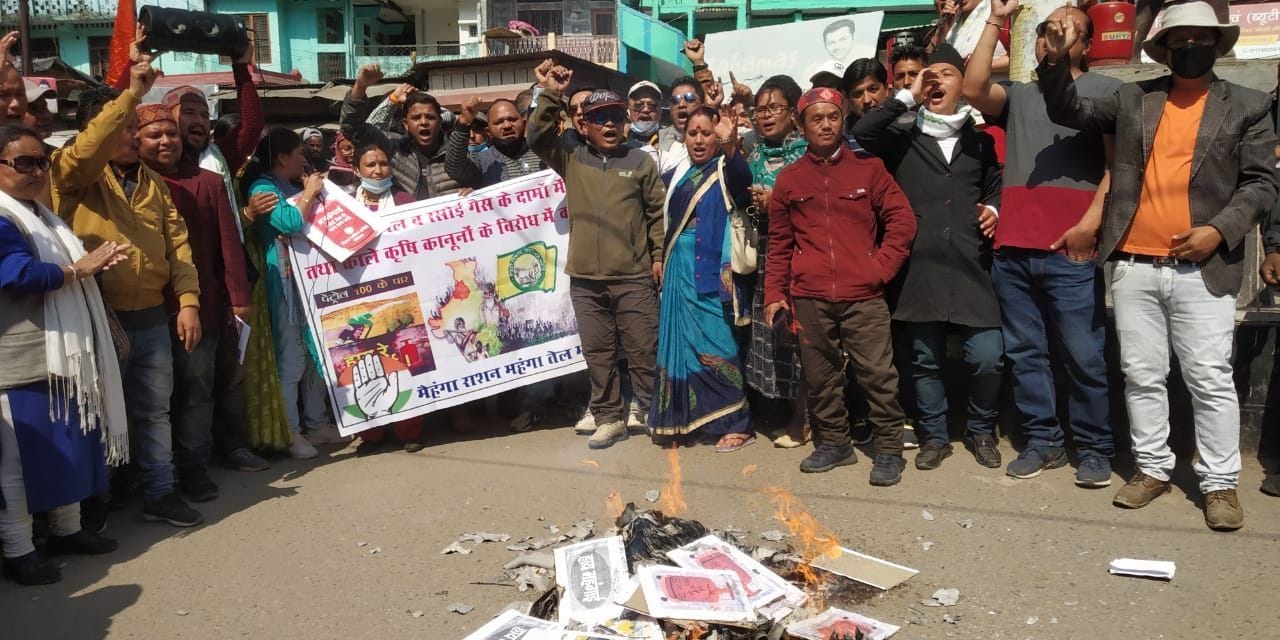 धारचूला में बढ़ती महंगाई के विरोध में केंद्र सरकार का पुतला फूंकते कांग्रेसी। धारचूला में बढ़ती महंगाई के विरोध में केंद्र सरकार का पुतला फूंकते कांग्रेसी।