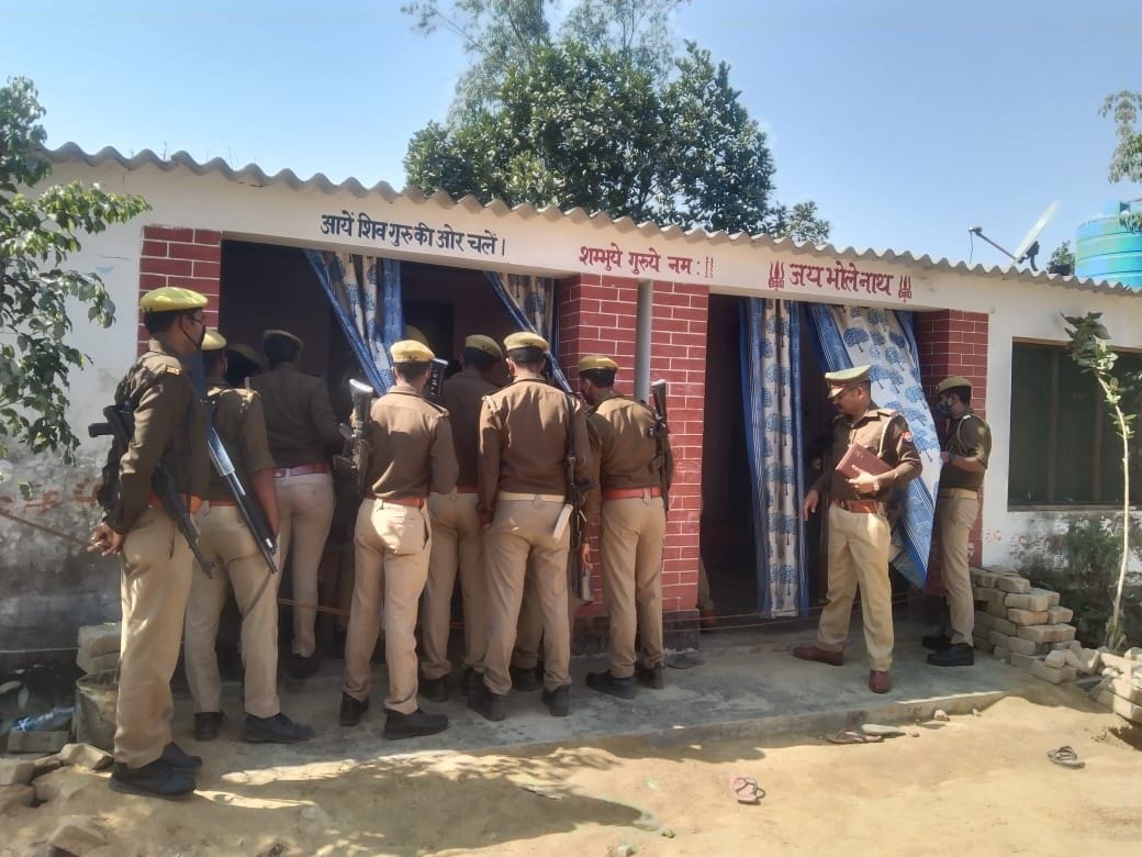 जेठवारा थाना क्षेत्र के पर्वतपुर मझगवां में महिला की हत्या के बाद मौके पर पहुंची पुलिस। जेठवारा थाना क्षेत्र के पर्वतपुर मझगवां में महिला की हत्या के बाद मौके पर पहुंची पुलिस।