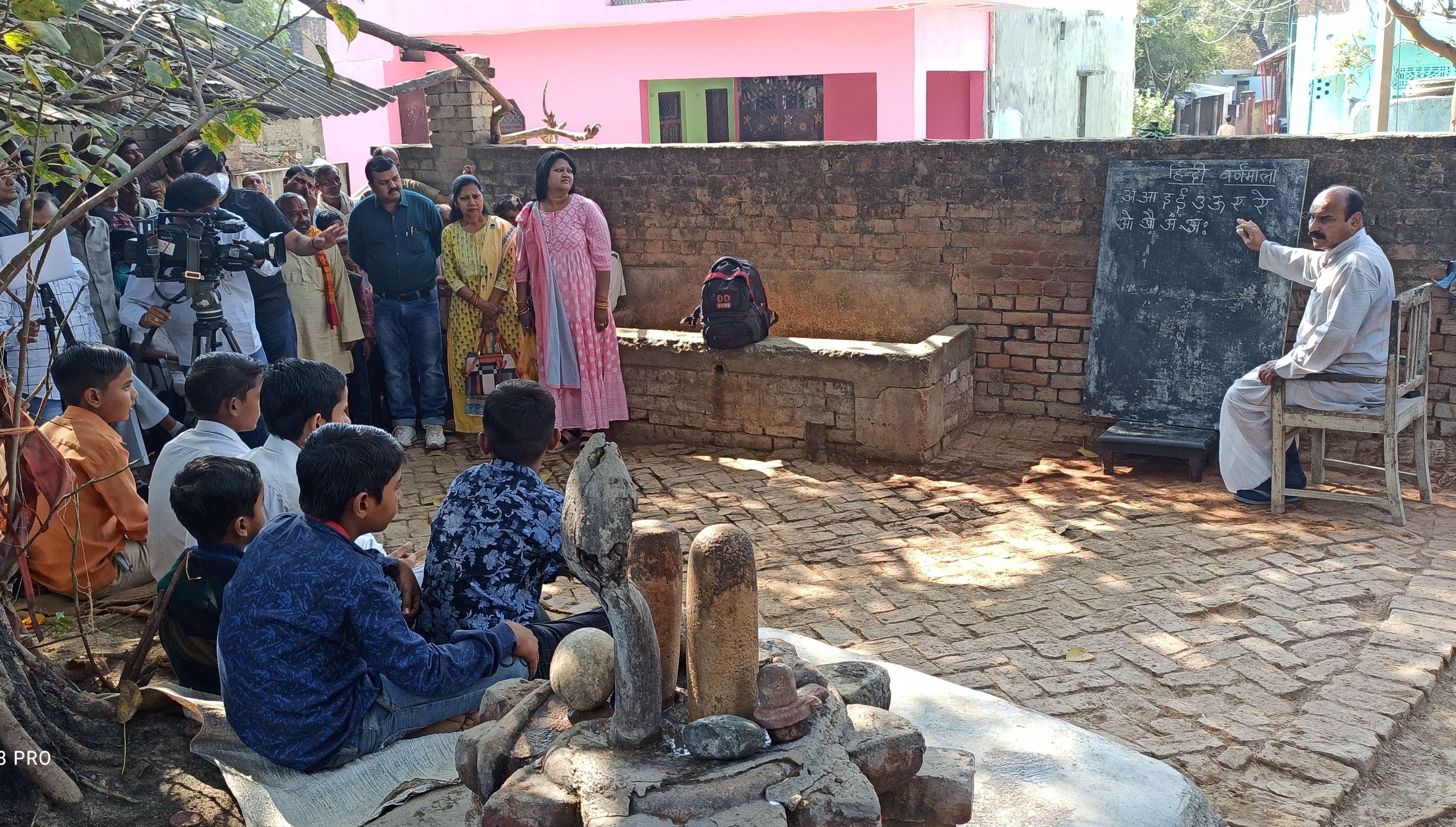 कानपुर देहात के परौंख गांव में राष्ट्रपति के प्राथमिक शिक्षा ग्रहण करने वाले स्कूल का चित्रण कर? कानपुर देहात के परौंख गांव में राष्ट्रपति के प्राथमिक शिक्षा ग्रहण करने वाले स्कूल का चित्रण कर?
