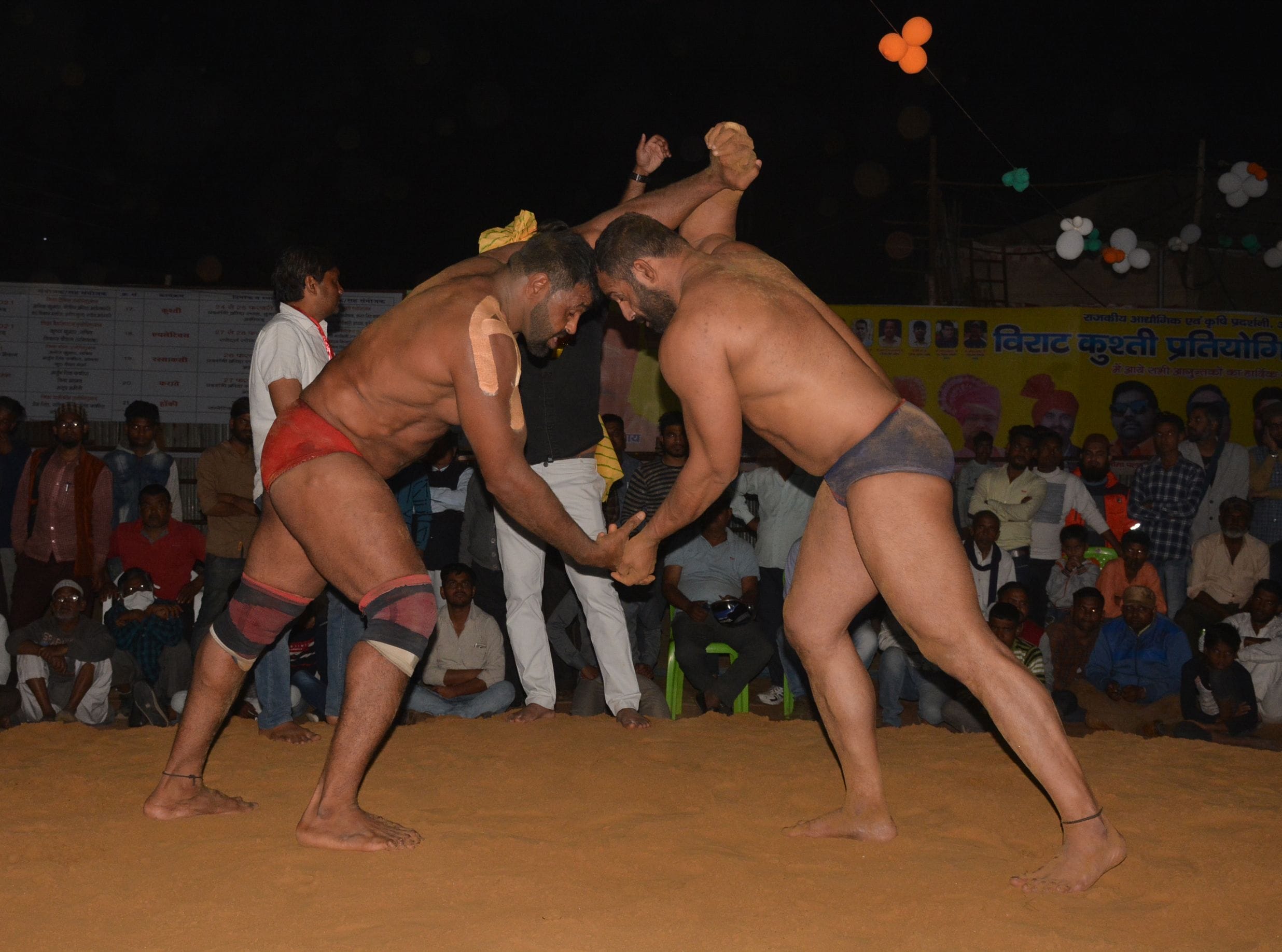 कुश्ती लड़ते पहलवान।