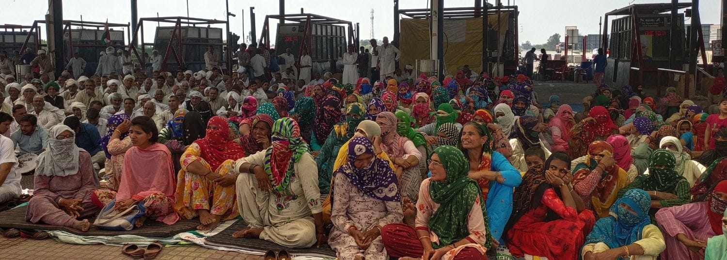 खटकड़ टोल पर धरने में मौजूद महिलाएं। संवाद