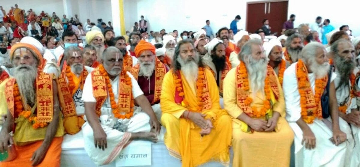 फोटो-5- भारत रत्न नानाजी देशमुख की पुण्य तिथि पर आयोजित कार्यक्रम में मौजूद चित्रकूट के साधूसंत- स?