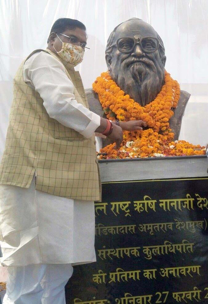 फोटो=6- ग्रामोदय विश्वविद्यालय परिसर में भारत रत्न नानाजी देशमुख की मूर्ति के अनावरण के बाद पुष्प