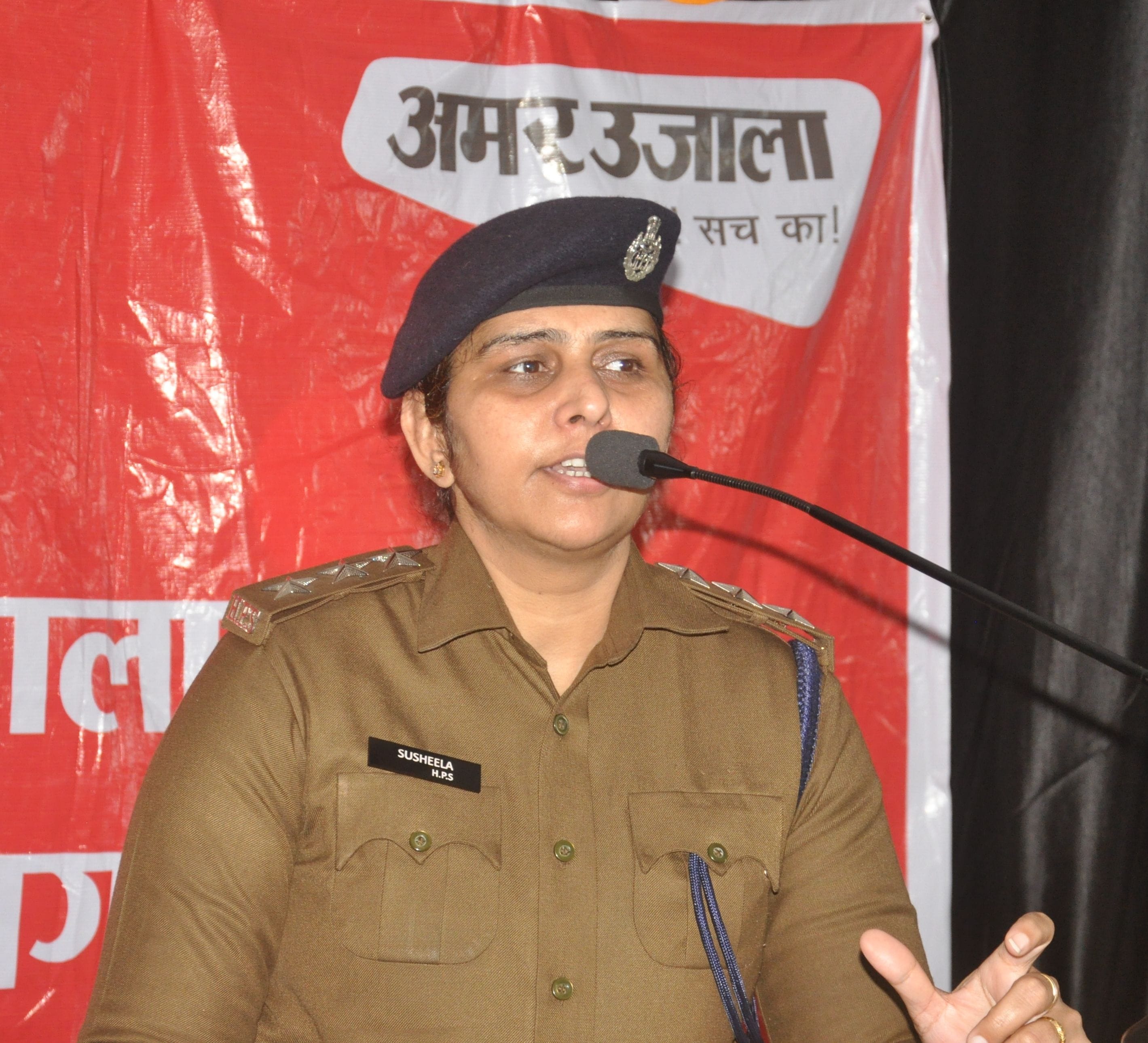 अमर उजाला संवाद कार्यक्रम में संबोधित करतीं डीएसपी सुशीला। संवाद 