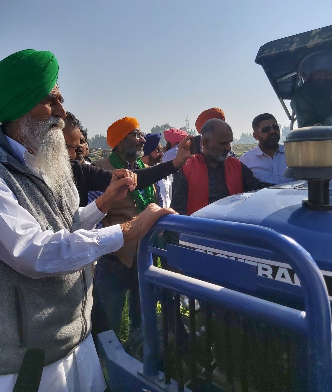 ्रैक्टर के आगे खड़े होकर किसान को रोकते भाकियू नेता। ्रैक्टर के आगे खड़े होकर किसान को रोकते भाकियू नेता।