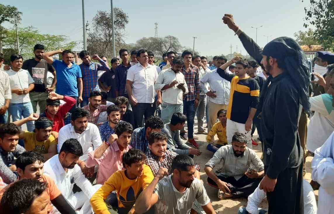 राज्यसभा सांसद रामचंद्र जांगड़ा का रास्ता रोककर नारेबाजी करते किसान। अमर उजाला राज्यसभा सांसद रामचंद्र जांगड़ा का रास्ता रोककर नारेबाजी करते किसान। अमर उजाला