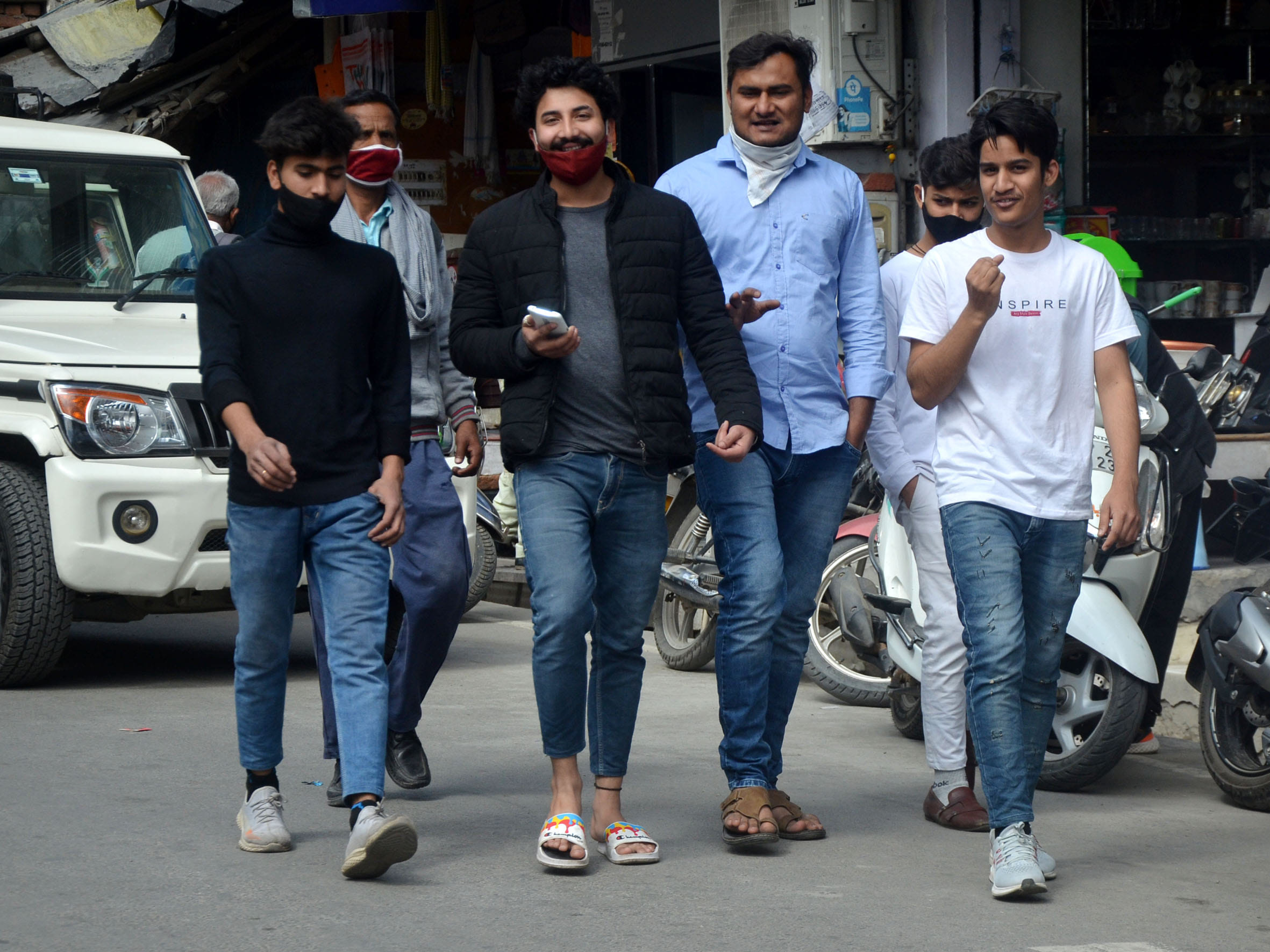 हमीरपुर बाजार में कोरोना के नए रूप से बेखौफ बिना मास्क के घूमते युवक। हमीरपुर बाजार में कोरोना के नए रूप से बेखौफ बिना मास्क के घूमते युवक।