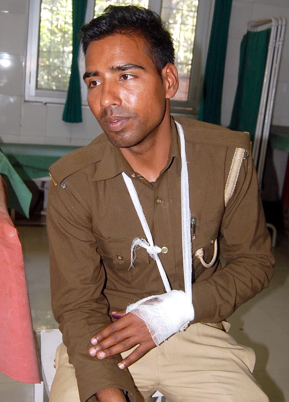 बिजनौर के कोतवाली देहात में दबिश देने गई पुलिस पर आरोपियों द्वारा किए गए हमले में घायल दरोगा। बिजनौर के कोतवाली देहात में दबिश देने गई पुलिस पर आरोपियों द्वारा किए गए हमले में घायल दरोगा।