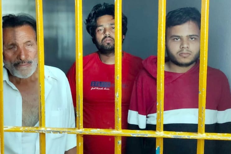 बिजनौर के कोतवाली देहात में दबिश देने गई पुलिस पर हमला करने वाले आरोपी। बिजनौर के कोतवाली देहात में दबिश देने गई पुलिस पर हमला करने वाले आरोपी।