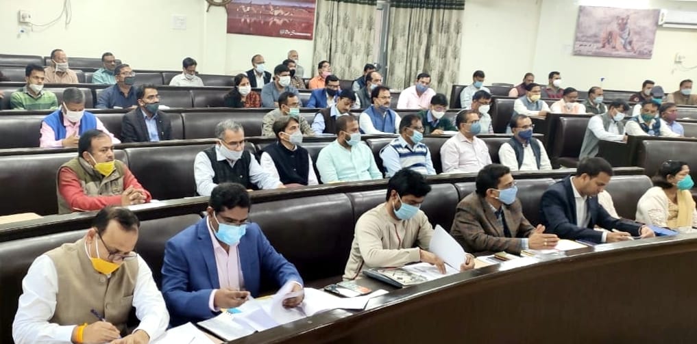 बिजनौर में विकास भवन में जिला योजना समिति की बैठक में उपस्थित अधिकारीगण। बिजनौर में विकास भवन में जिला योजना समिति की बैठक में उपस्थित अधिकारीगण।