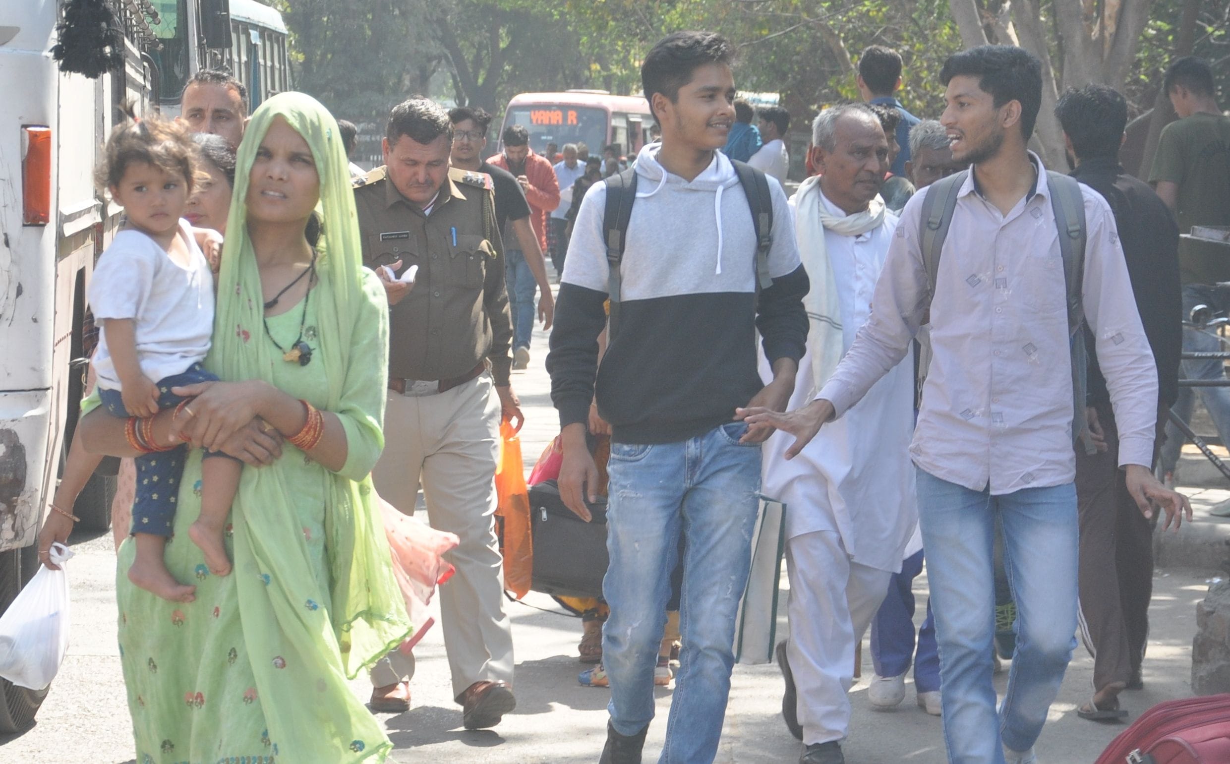 रोहतक नए बस स्टेड पर बिना मास्क लगाऐ आते यात्री। संवाद रोहतक नए बस स्टेड पर बिना मास्क लगाऐ आते यात्री। संवाद