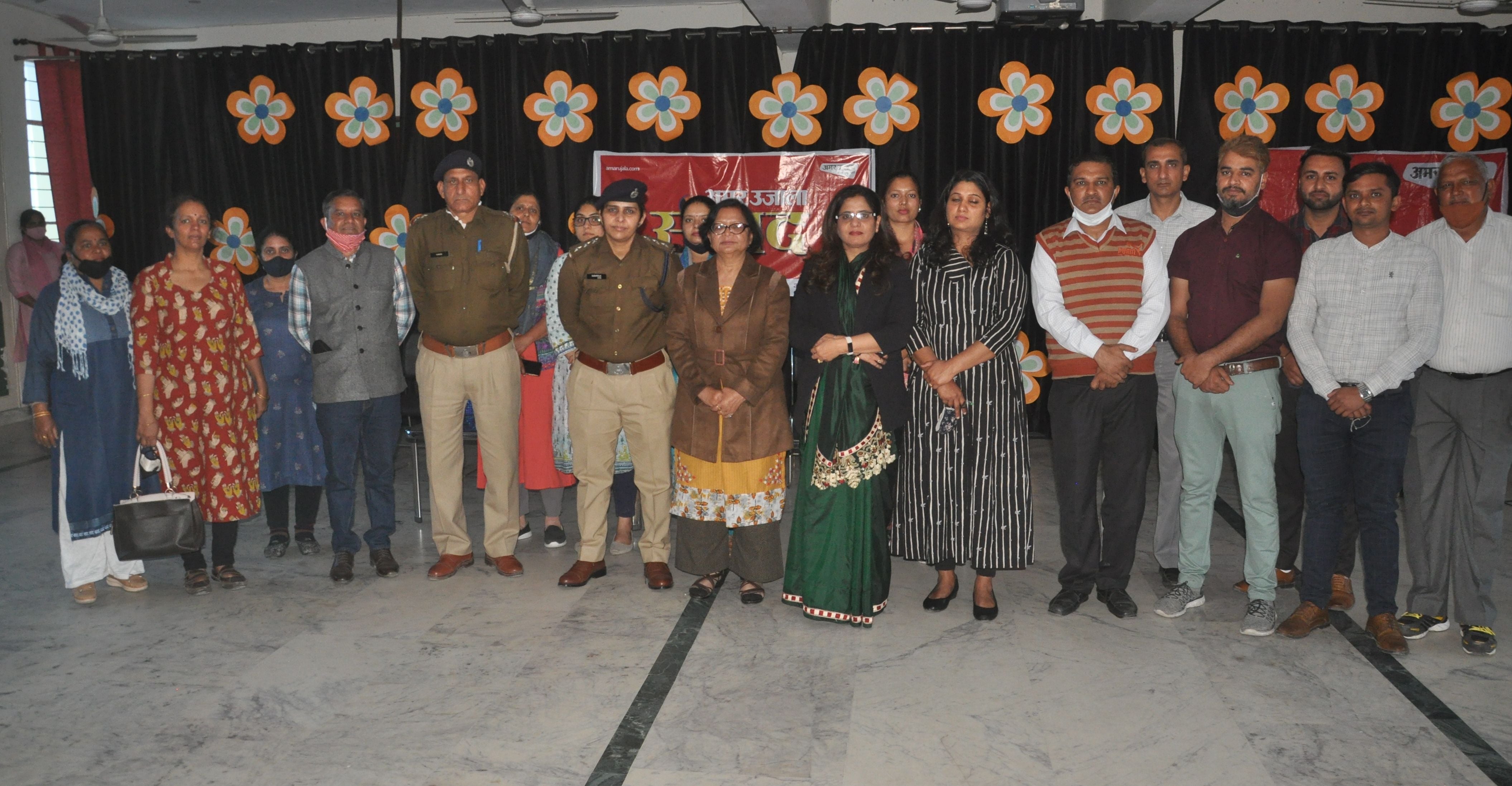 एमडीएन पब्लिक स्कूल में अमर उजाला संवाद में मौजूद अतिथियों के साथ शिक्षक।