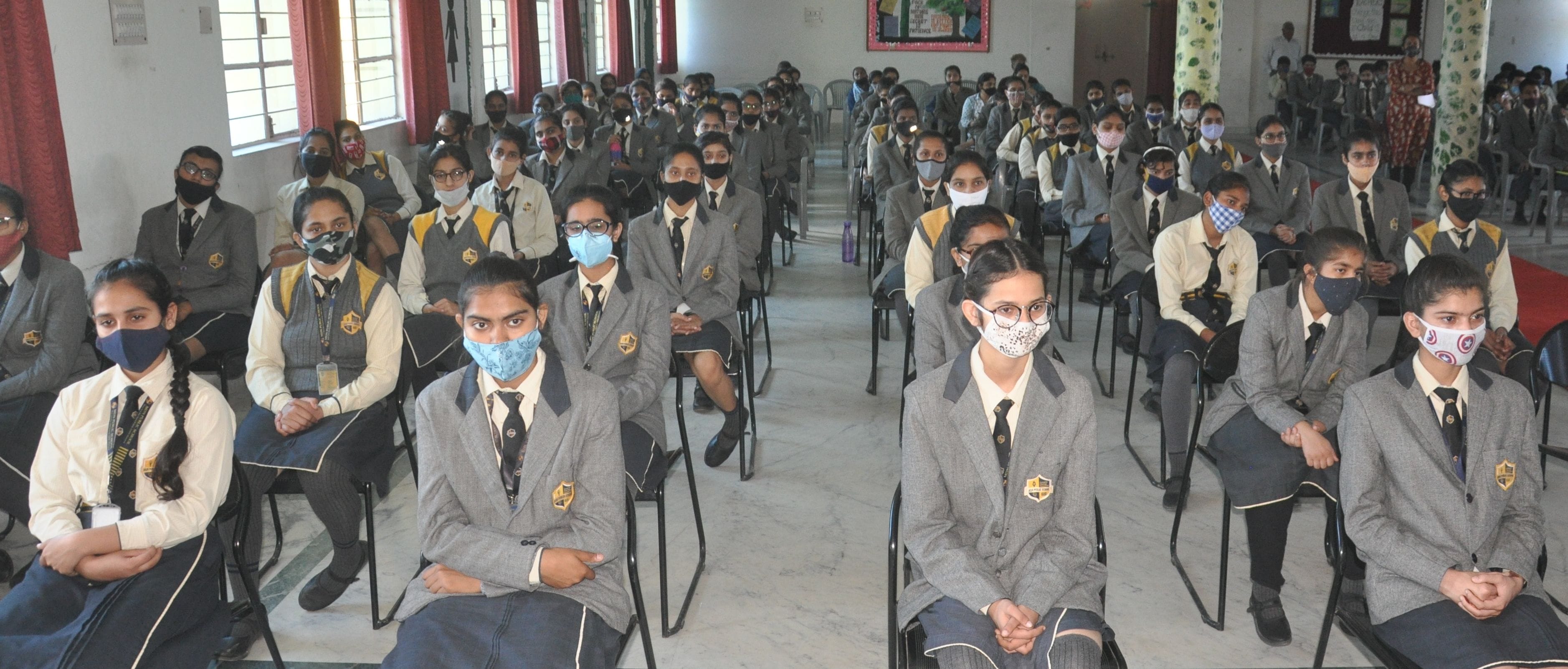 एमडीएन पब्लिक स्कूल में अमर उजाला संवाद में मौजुद छात्राऐं। संवाद 