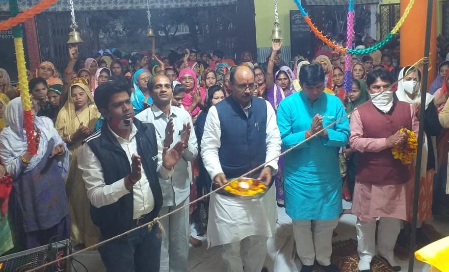 कांधला सिद्ध पीठ सूरजकुंड महादेव मंदिर में  आयोजित श्रीमद् भागवत कथा में  आरती करते सांसद प्रदीप 