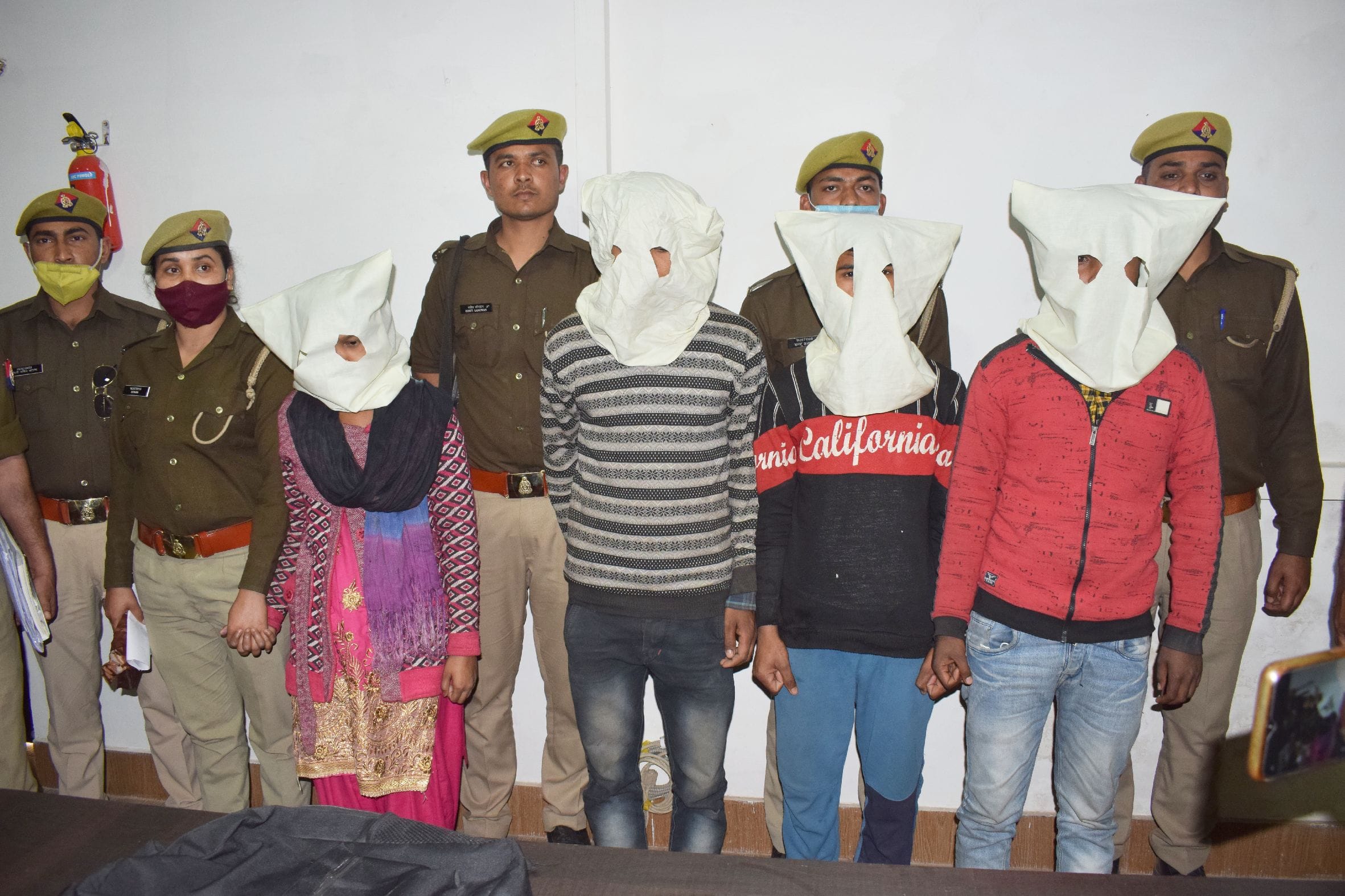 शाहजहांपुर में छात्रा को जलाने के आरोप में गिरफ्तार किए गए तीन युवक और एक युवती पुलिस गिरफ्त में।