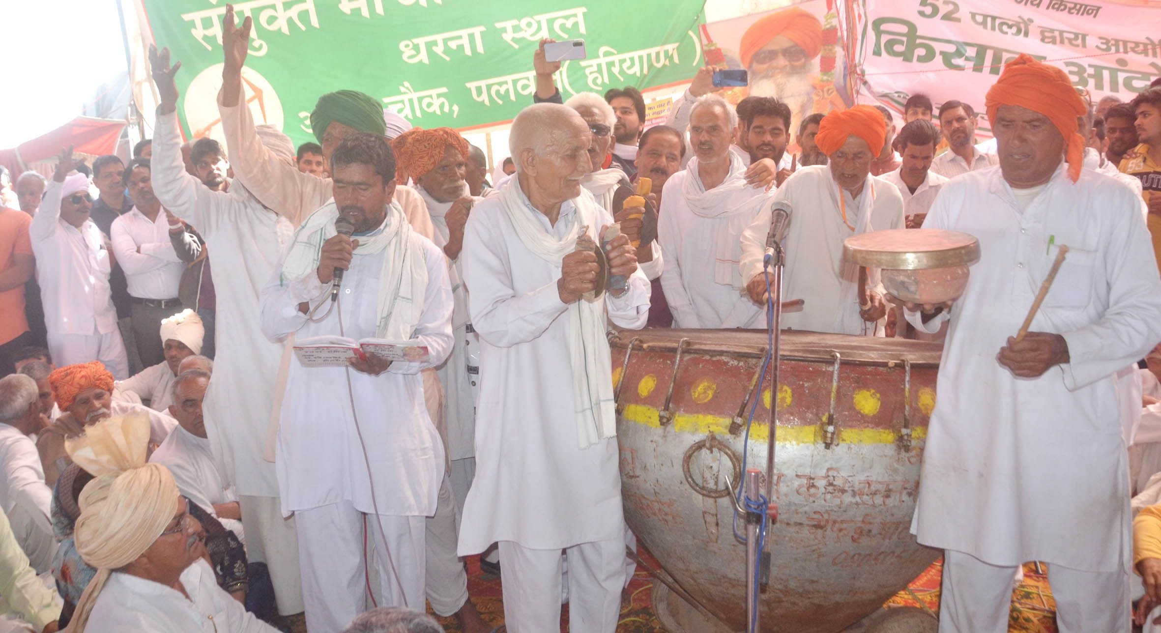धरना स्थल पर चौपाई की प्रस्तुति देते कलाकार। धरना स्थल पर चौपाई की प्रस्तुति देते कलाकार।