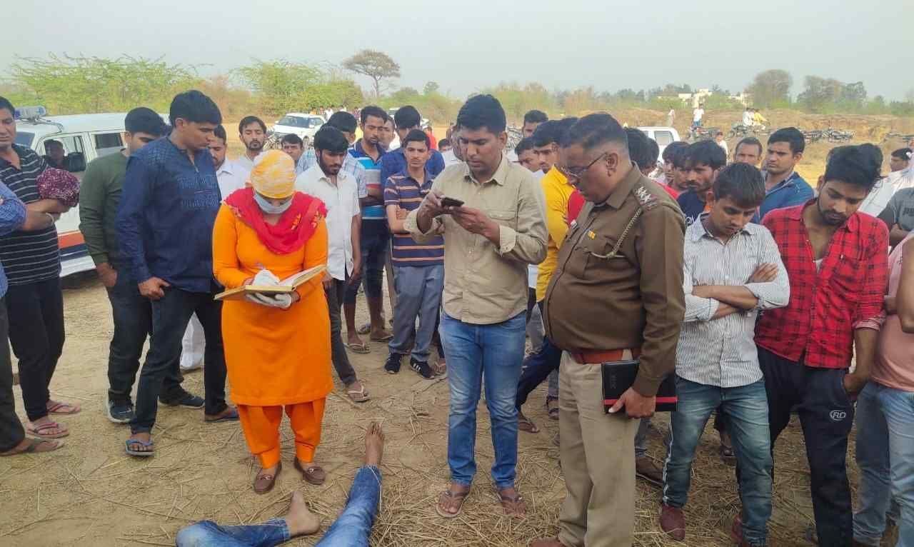 निदाना गांव में गोली चलने के बाद मौके पर जांच करती एफएसएल की टीम और पुलिस अधिकारी। निदाना गांव में गोली चलने के बाद मौके पर जांच करती एफएसएल की टीम और पुलिस अधिकारी।
