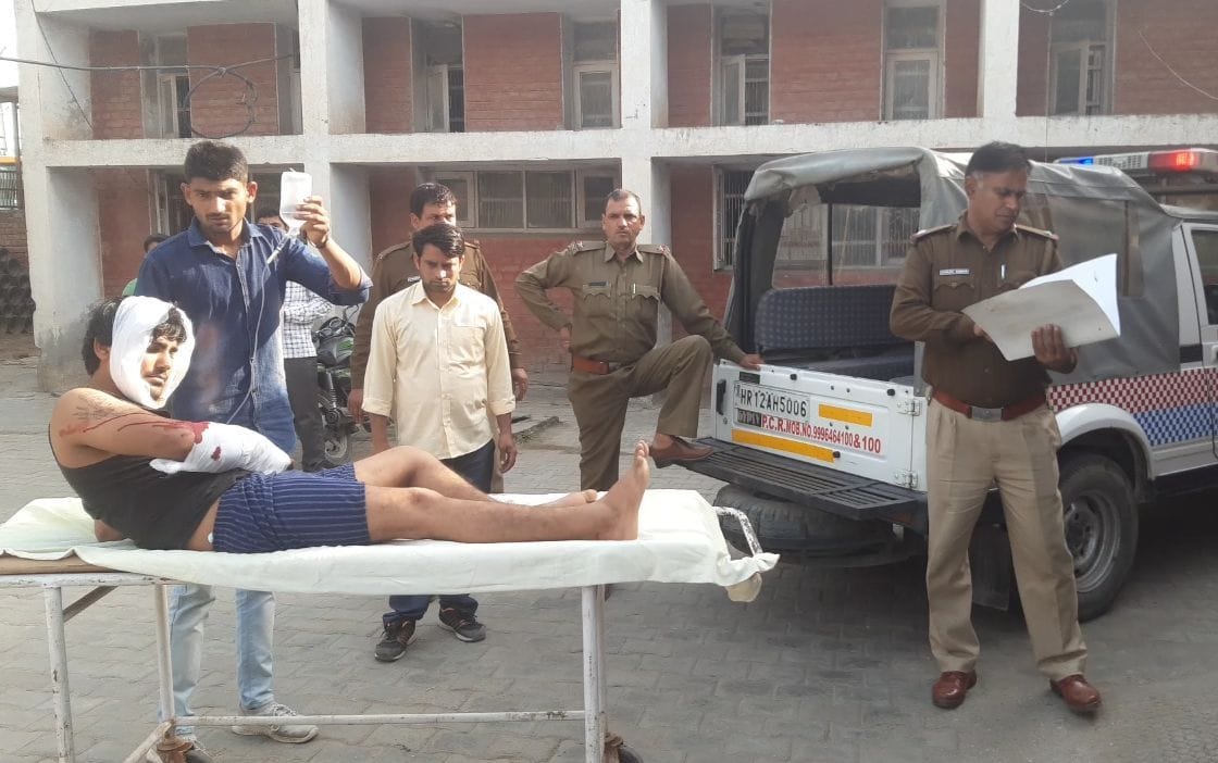 निंदाना गांव में गोली लगने से घायल युवक को अस्पताल में लेजाते । संवाद न्यूज एजेंसी निंदाना गांव में गोली लगने से घायल युवक को अस्पताल में लेजाते । संवाद न्यूज एजेंसी