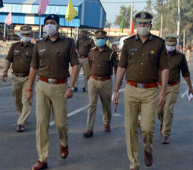 शामली पुलिस लाइन में परेड का निरीक्षण करने जाते डीआईजी