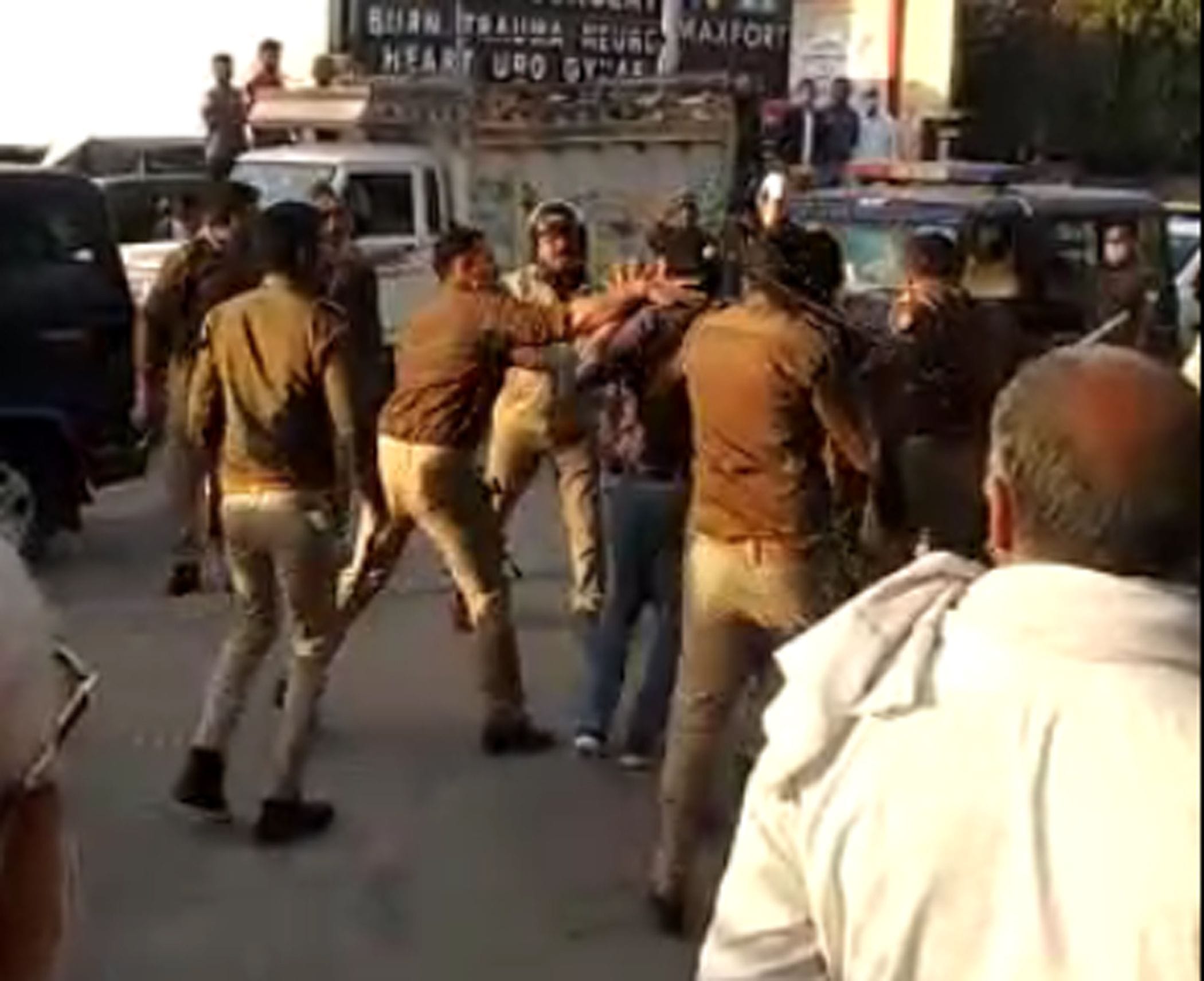 डॉ. सागर वार्ष्णेय खींचकर ले जाती पुलिस। डॉ. सागर वार्ष्णेय खींचकर ले जाती पुलिस।