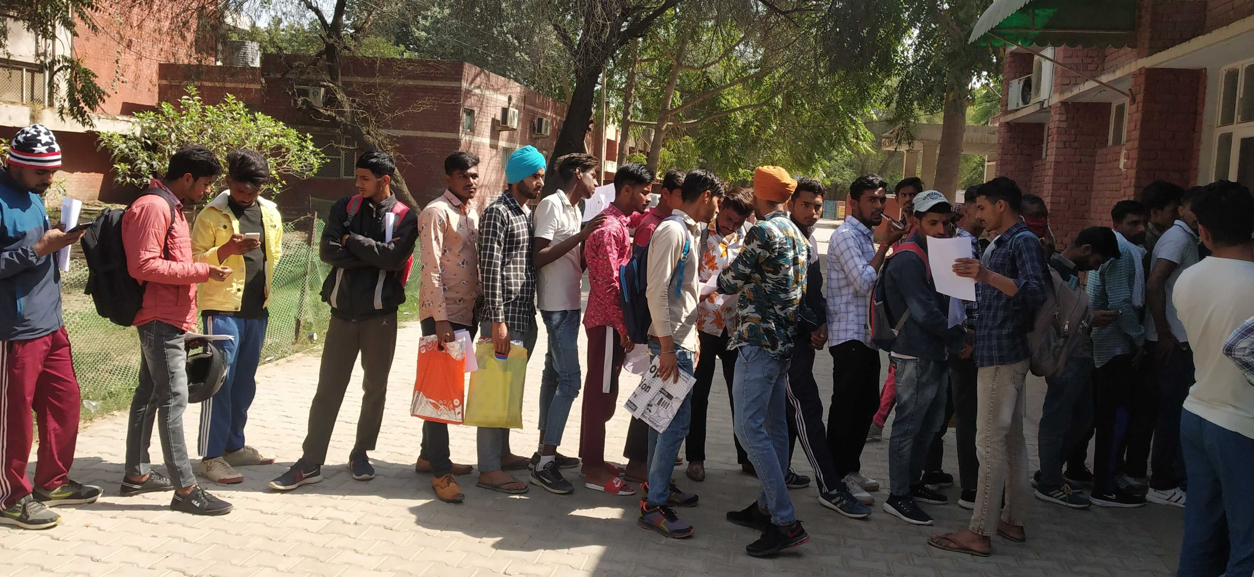 कोरोना जांच की रिपोर्ट लेने के लिए युवाओं की लगी लंबी कतार । कोरोना जांच की रिपोर्ट लेने के लिए युवाओं की लगी लंबी कतार ।