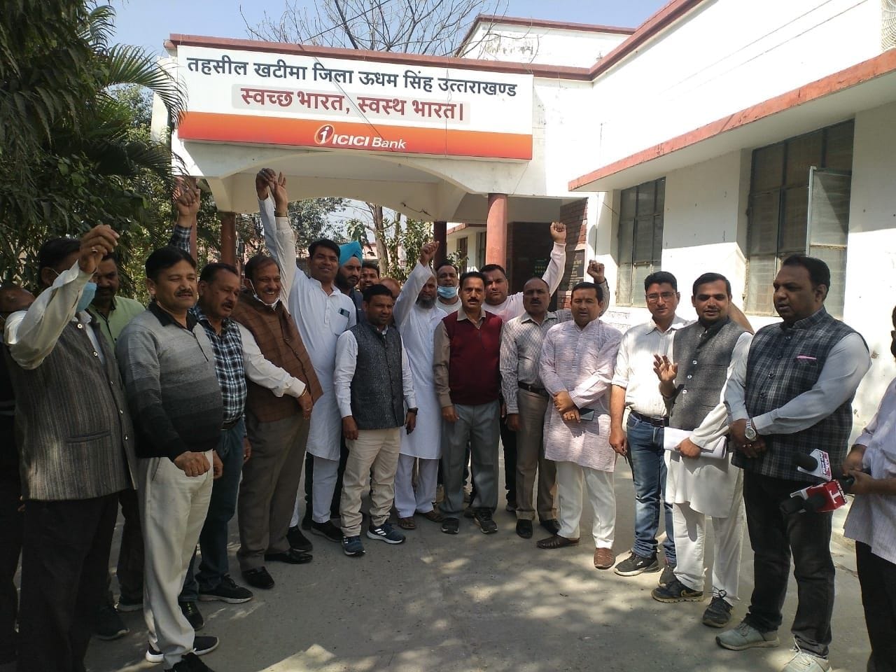 खटीमा तहसील में प्रदर्शन करते व्यापारी।