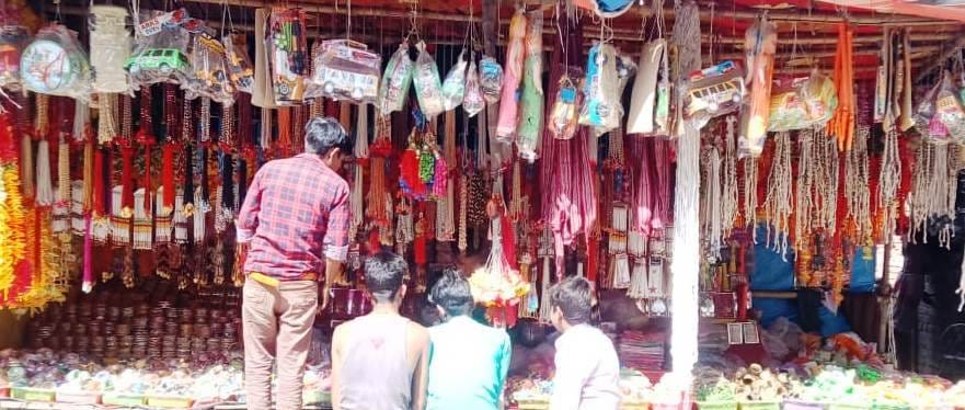 कासगंज के सोरों में कांवड़ सजाने व पूजा के सामान की लगी दुकान।