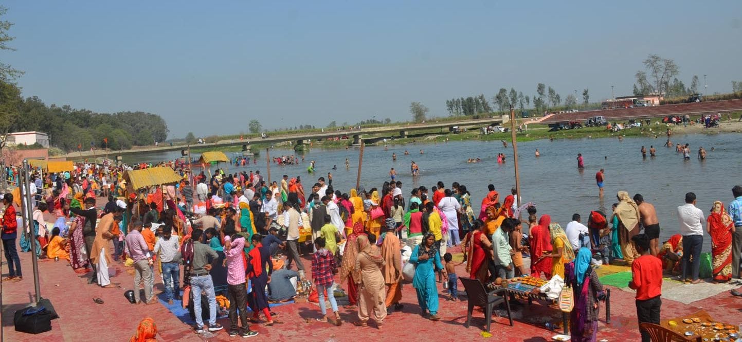 गंगा घाट शुकतीर्थ पर माघी पूर्णिमा पर उमड़ी श्रद्धालुओं की भारी भीड। गंगा घाट शुकतीर्थ पर माघी पूर्णिमा पर उमड़ी श्रद्धालुओं की भारी भीड।