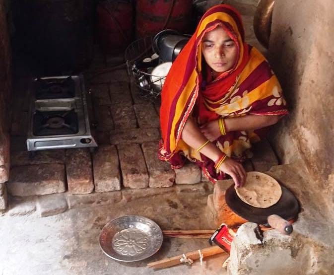 कासगंज उज्ज्वला योजना लाभार्थी परिवार में चूल्हे पर खाना पकाती महिला सीमा कासगंज उज्ज्वला योजना लाभार्थी परिवार में चूल्हे पर खाना पकाती महिला सीमा