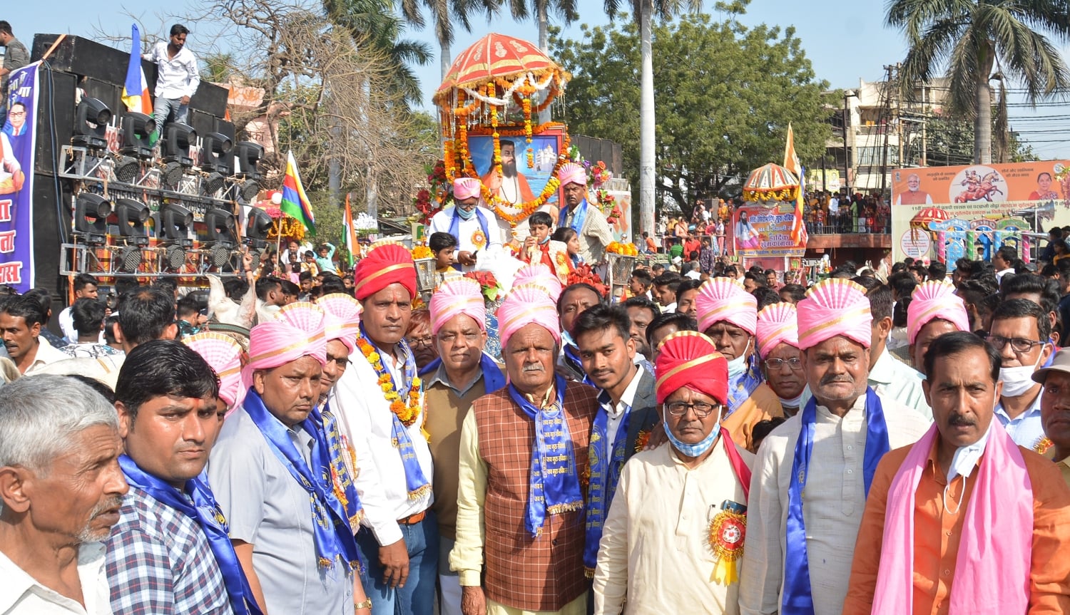टाऊनहाल में संत शिरोमणि रविदास जयंती पर शोभायात्रा का शुभारंभ करते अतिथिगण। टाऊनहाल में संत शिरोमणि रविदास जयंती पर शोभायात्रा का शुभारंभ करते अतिथिगण।