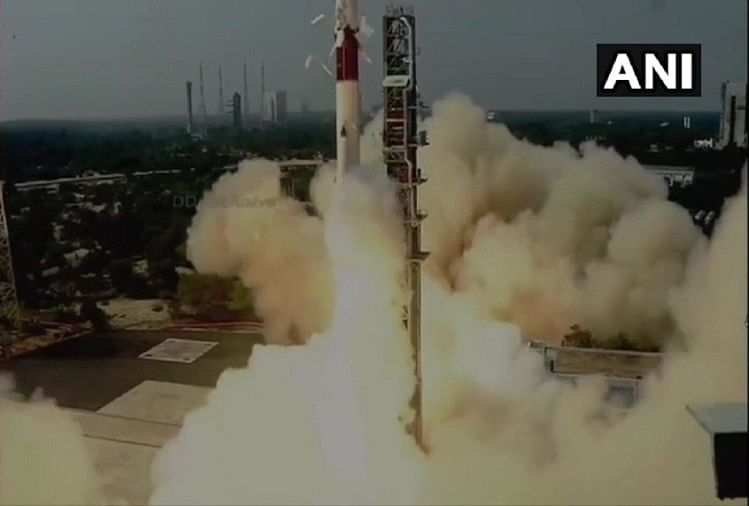 नए साल का पहला मिशन लॉन्च, इसरो ने अंतरिक्ष में भेजे 19 सेटेलाइट